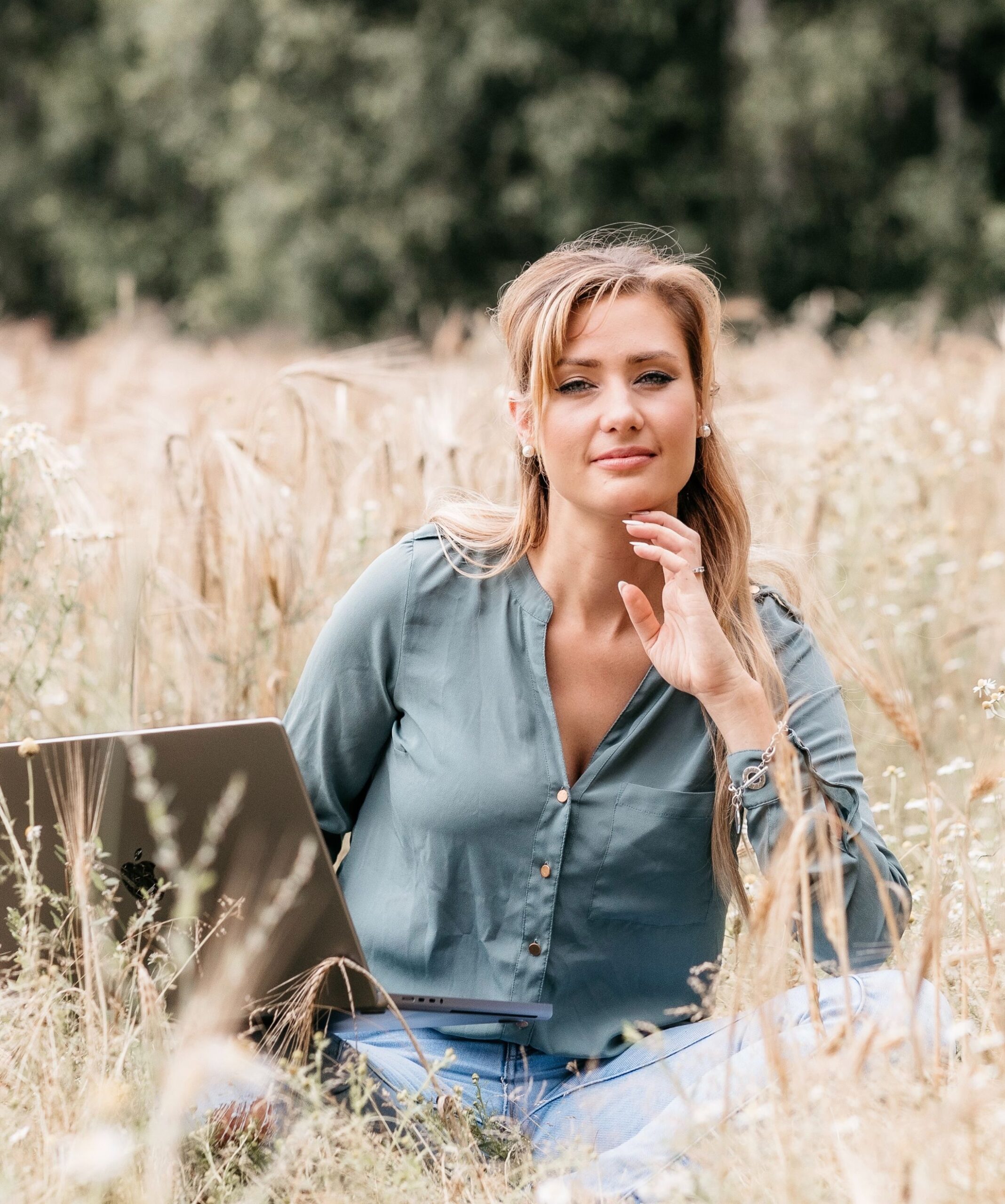 Rebecka Eckert arbeitet flexibel im Freien mit Laptop