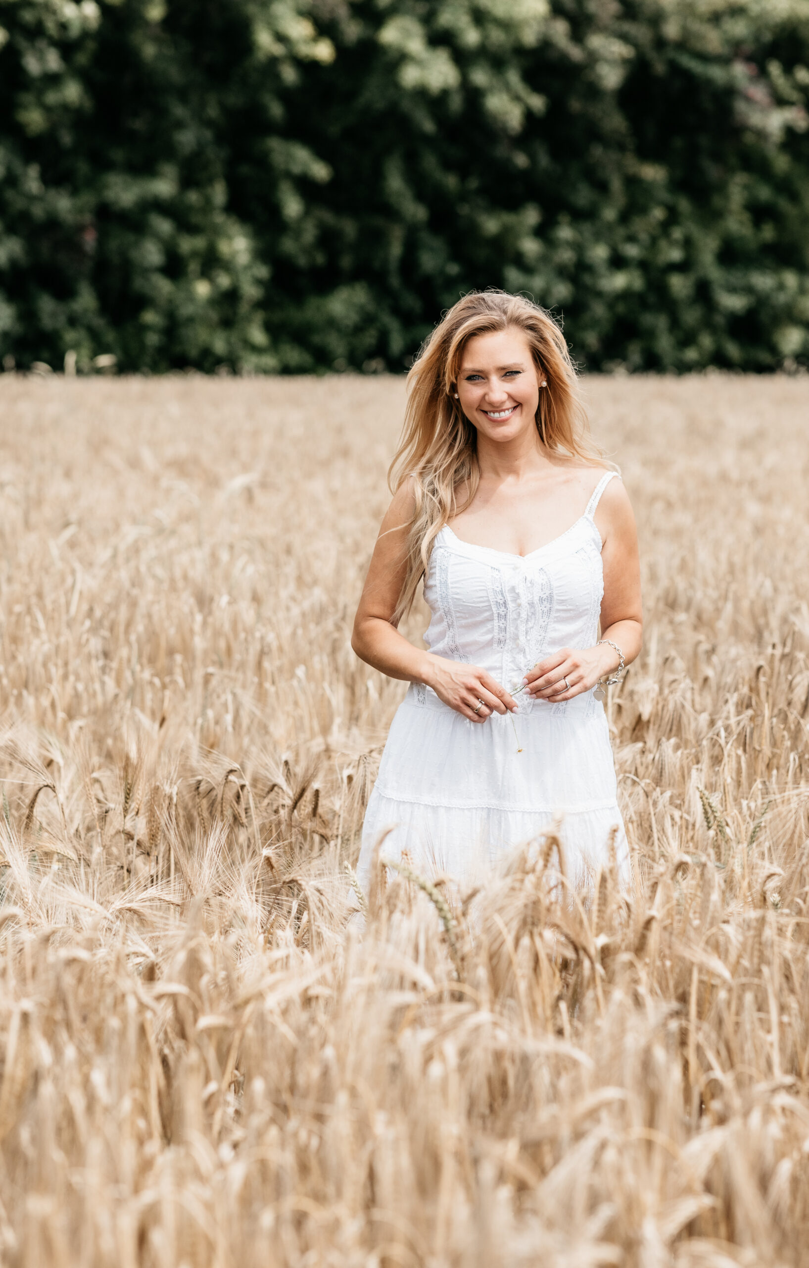 Rebecka Eckert lächelnd im Kornfeld